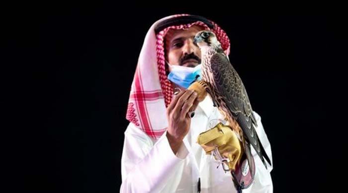 (Сокол с новым хозяином. Фото: Media Center Saudi Falcons Club Auction via REUTERS)