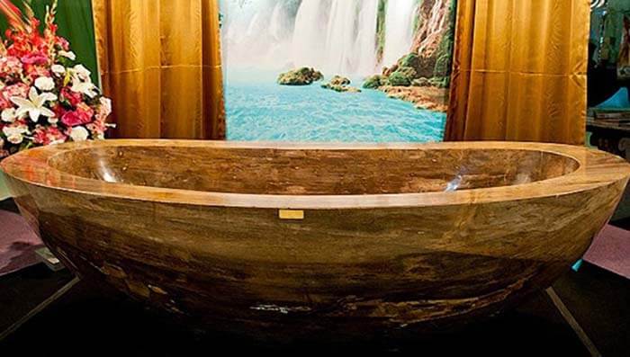 Самая дорогая ванна в мире называется Великая Королева Ли была продана на аукционе в Дубае за 1 миллион фунтов стерлингов. 