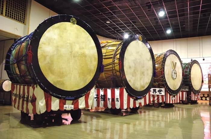 Самые большие барабаны называются «тайко». 