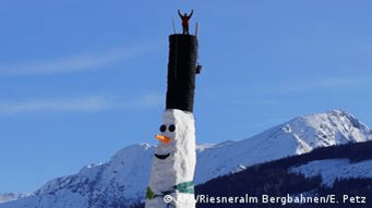 Голову снеговика украшает шестиметровый цилиндр