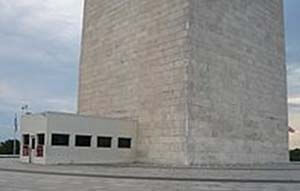 Центральный вход в Монумент Вашингтону